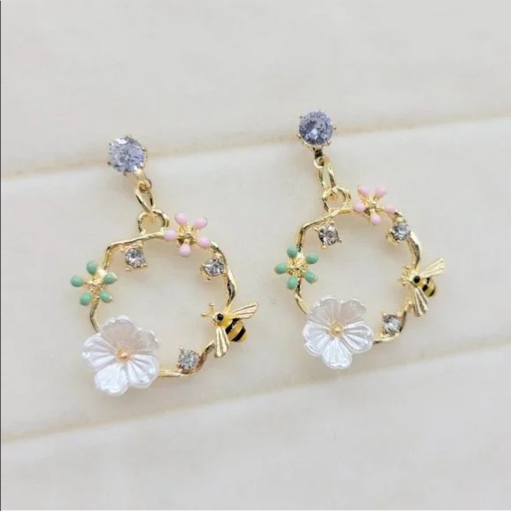 Gold Color Crystal Flower
Leaf Honey Bee Decorated
Statement Earrings - Picture 1 of 4
